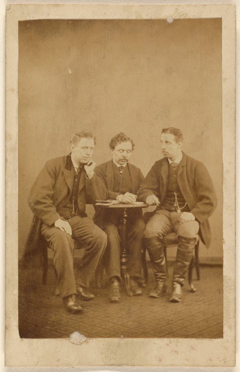 [Tre oidentifierade män, sittande] av H. Tollerton