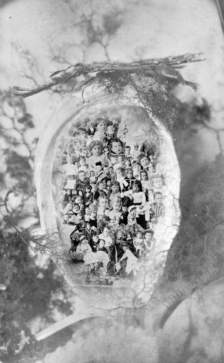 Sammansatt foto av barn överlagrade i ett abaloneskal, gjort i stil med The Gems of British Columbia, ca 1880 (bw-foto) av Hannah Maynard