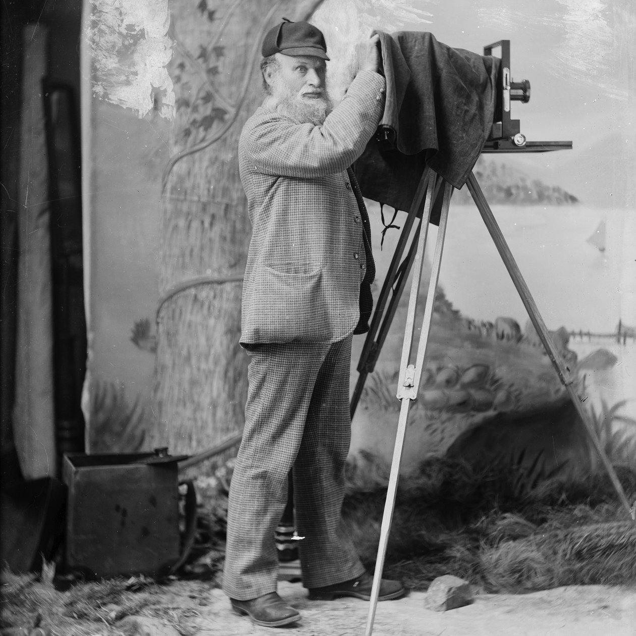 Fotograf Richard Maynard med fältkamera på stativ inne i Hannah Maynards studio, Victoria, BC, 1890-talet (bw foto) av Hannah Maynard