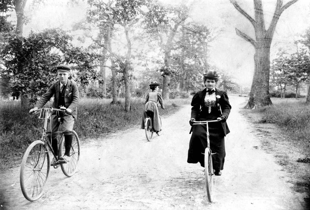 Maynard MacDonald och hans mormor, Hannah Maynard, cyklade i Beacon Hill Park, Victoria, ca 1895 (bw-foto) av Hannah Maynard
