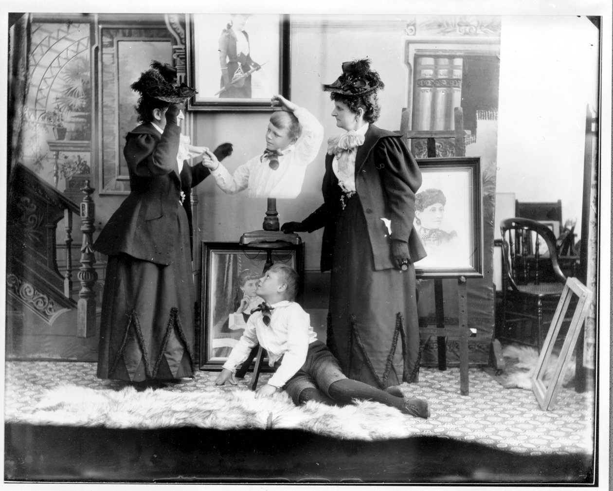 Flera exponeringar av Hannah Hatherly Maynard och hennes barnbarn Maynard McDonald, ca 1893 (bw foto) av Hannah Maynard