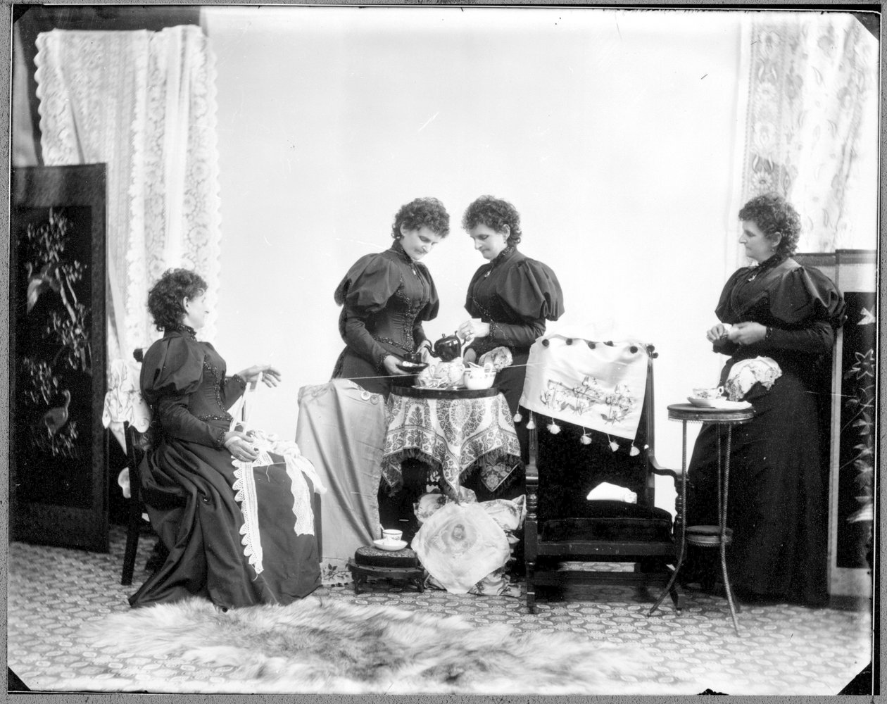 Flera exponeringar av Hannah Maynard - två dricker te, en håller i ett nystan bomull, en tar upp det till en boll, ca 1895 (bw-foto) av Hannah Maynard