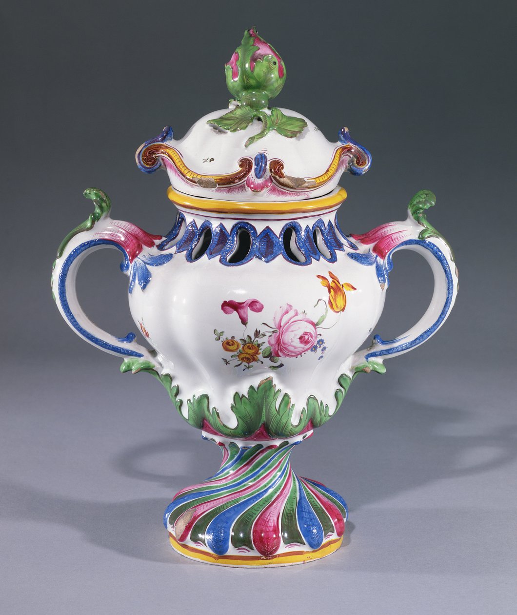 Pot-pourri Vase, tillverkad i Strasbourg, ca 1754-60 (keramik) av Hannong Family