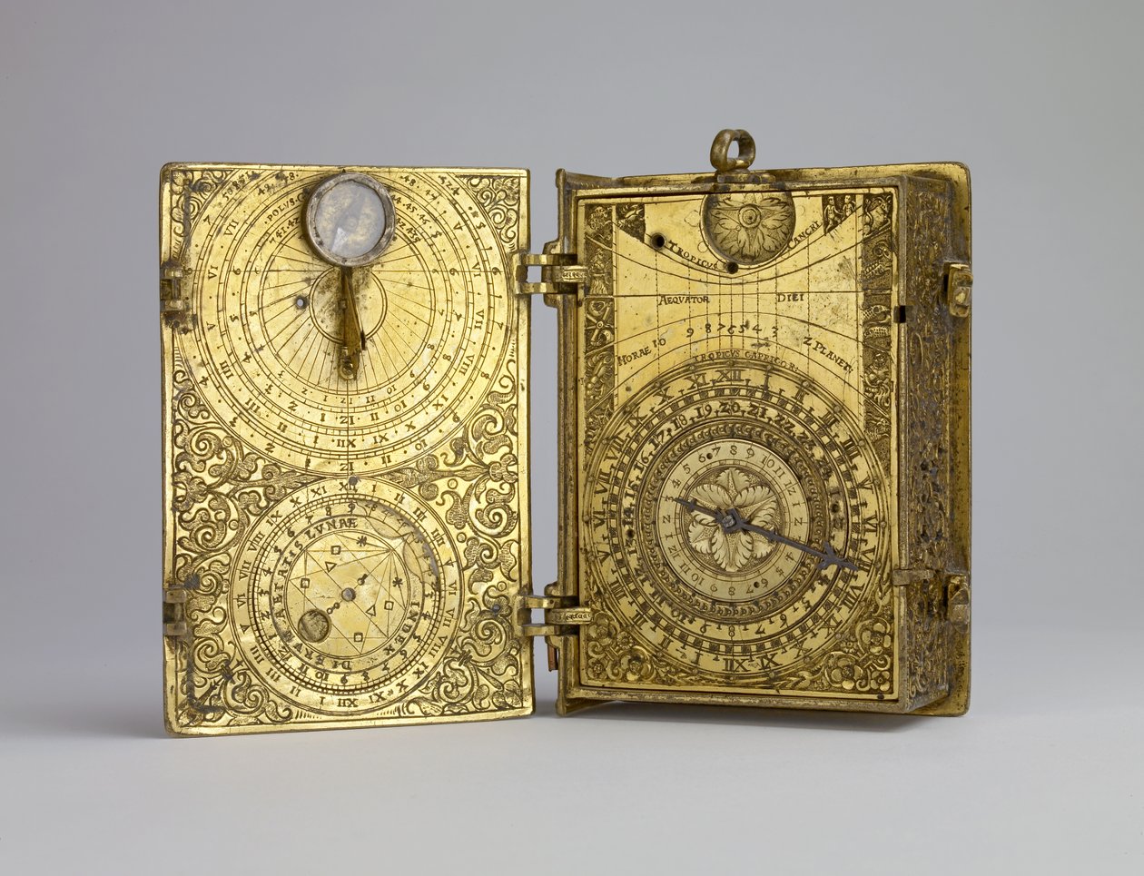 Urklocka i förgyllt mässing med väckarklocka, solur och månvolvelle i form av en bok, ca 1580 (förgyllt mässing) av Hans Kock