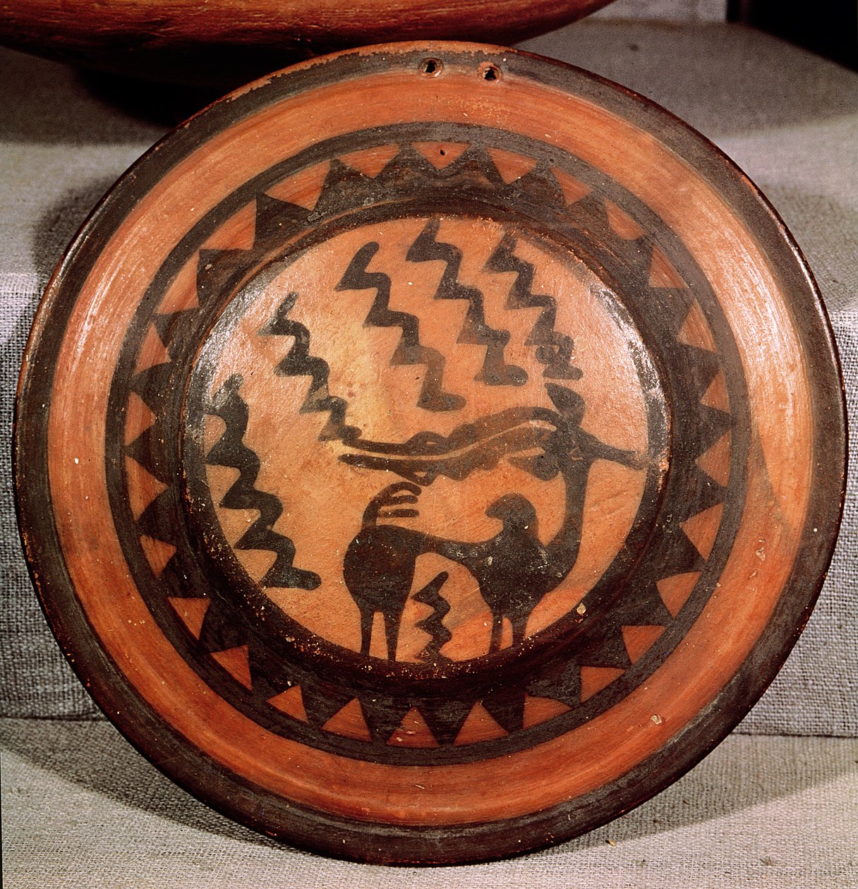 Omslag till en begravningsurna föreställande en stenbock och ett geometriskt mönster, från Indusdalen, Pakistan, 3000-1500 f.Kr. (keramik) av Harappan