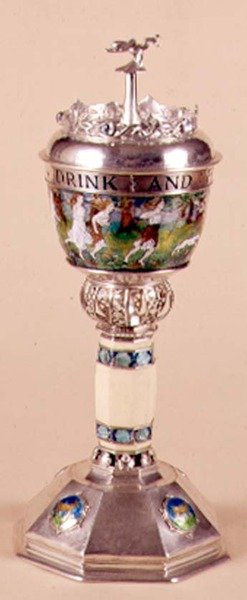 Kärleksfull kopp och lock, applicerad prydnad med elfenbensstam, ca 1905-09 (silver & emalj) av Harold Stabler