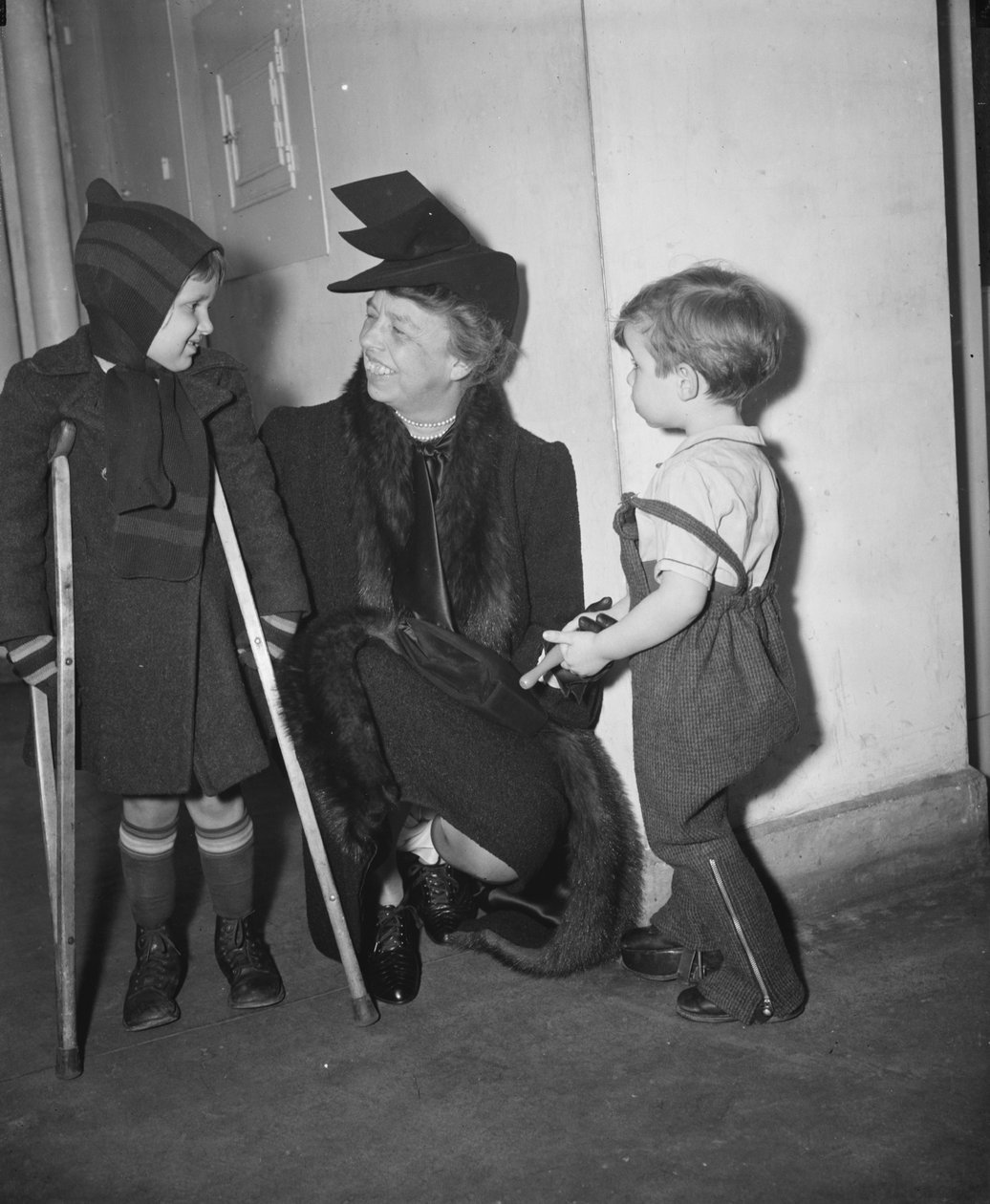 First Lady Eleanor Roosevelt besöker barnsjukhuset, Washington DC, USA, januari 1939 (s/v foto) av Harris & Ewing