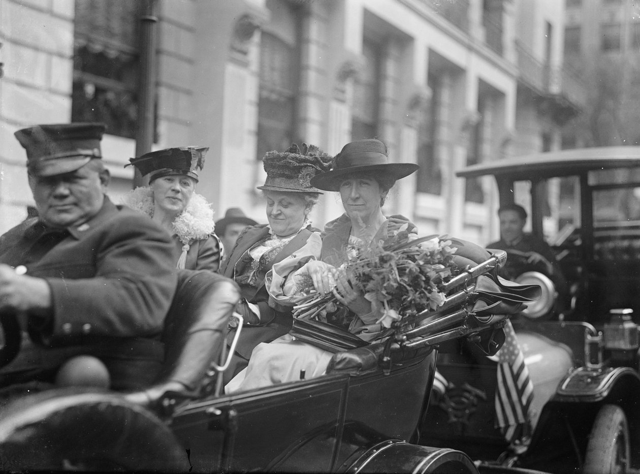 Jeanette Rankin anländer för att svuras in i kongressen av Harris & Ewing