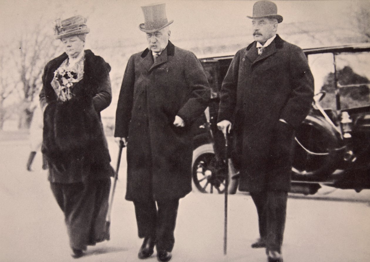 John Pierpont Morgan med sin son och dotter deltar i Money Trust Investigation (sepiafoto) av Harris & Ewing