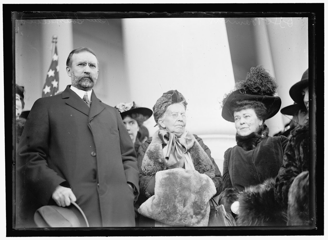 Miss Belva Ann Lockwood, med senator Southerland av Harris & Ewing