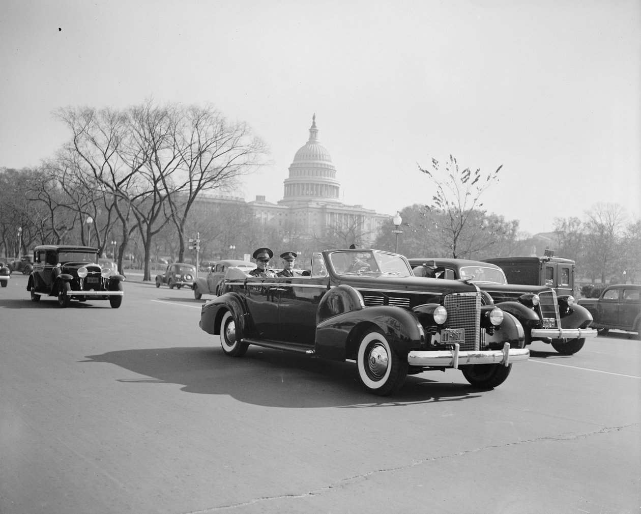 Den kubanske diktatorn Fulgencio Batista med USA:s armés stabschef Malin Craig i Washington DC av Harris & Ewing
