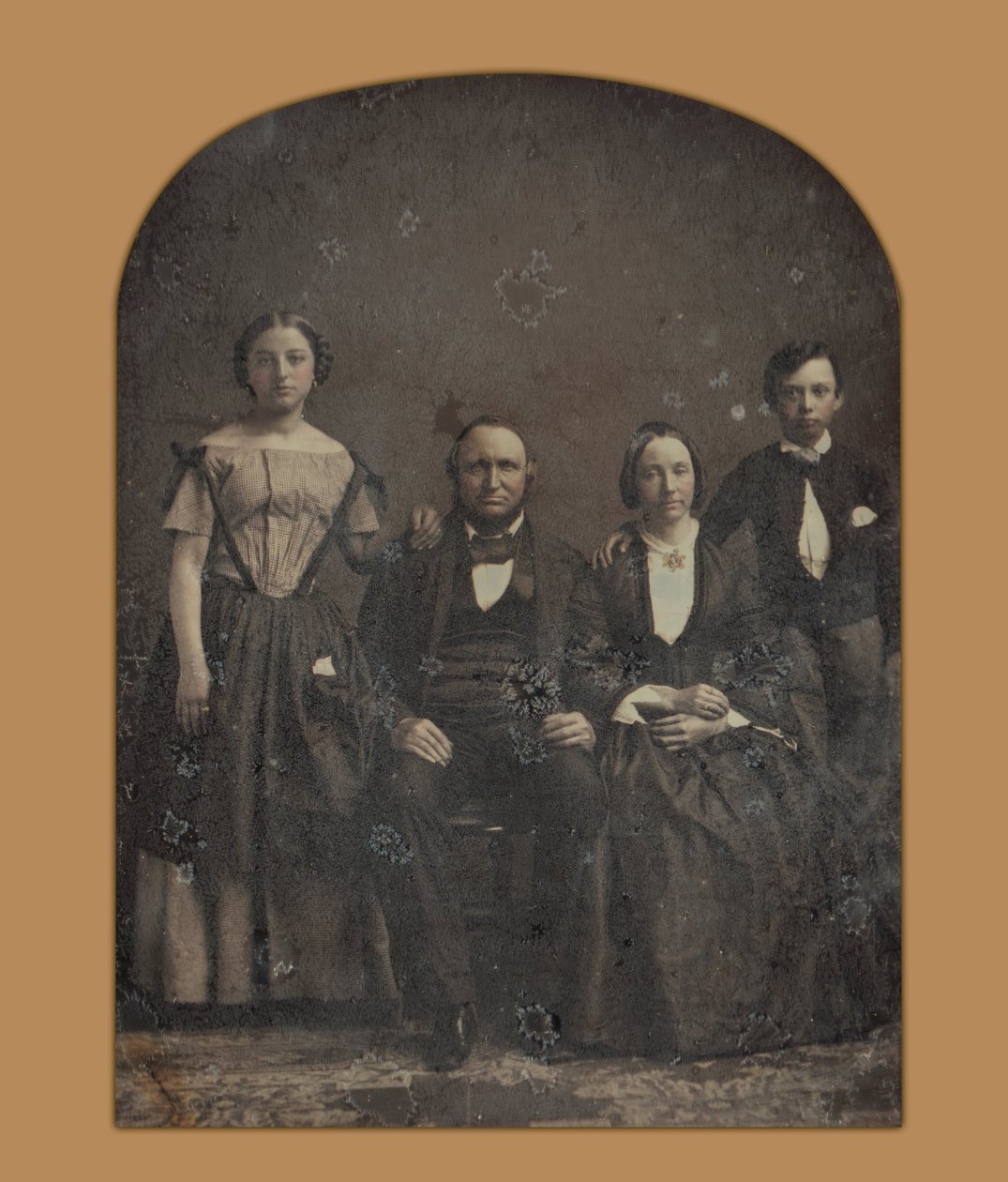 Gruppporträtt av en oidentifierad familj av Harrison and Hill