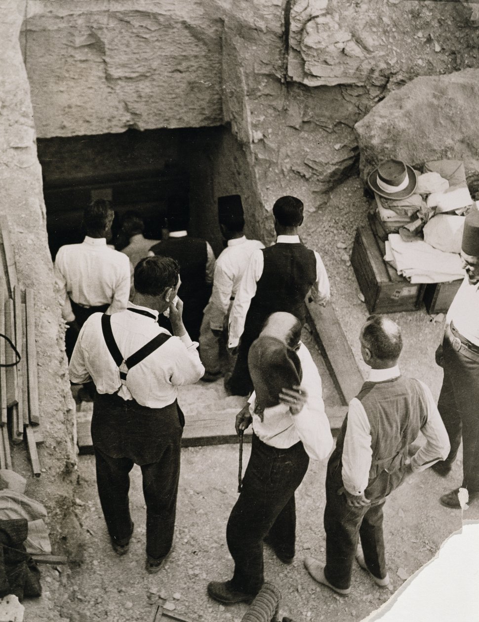 Ett sällskap som går ner för trappan till Tutankhamons grav, kungarnas dal av Harry Burton