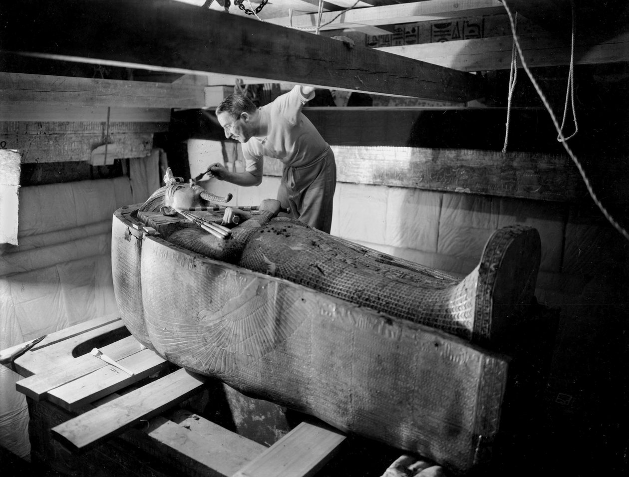 Upptäckt av farao Tutankhamons grav i Konungarnas dal (Egypten): i gravkammaren, Howard Carter som arbetar på locket till den andra kistan, oktober 1925, foto av Harry Burton (s1568) av Harry Burton