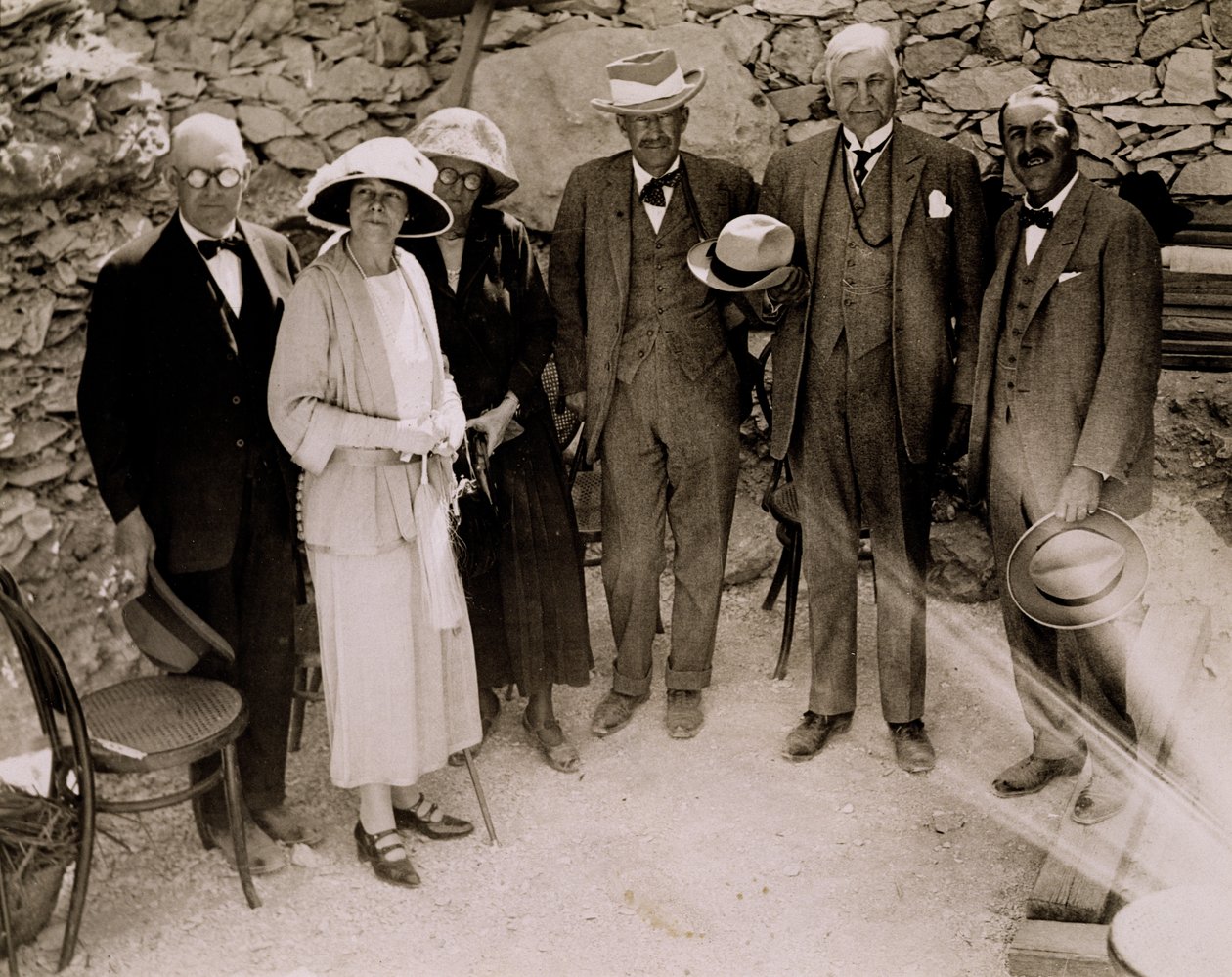 Howard Carter (1873-1939) och en grupp européer som står bredvid utgrävningarna av Tutankhamons grav, Konungarnas dal (gelatinsilvertryck) av Harry Burton