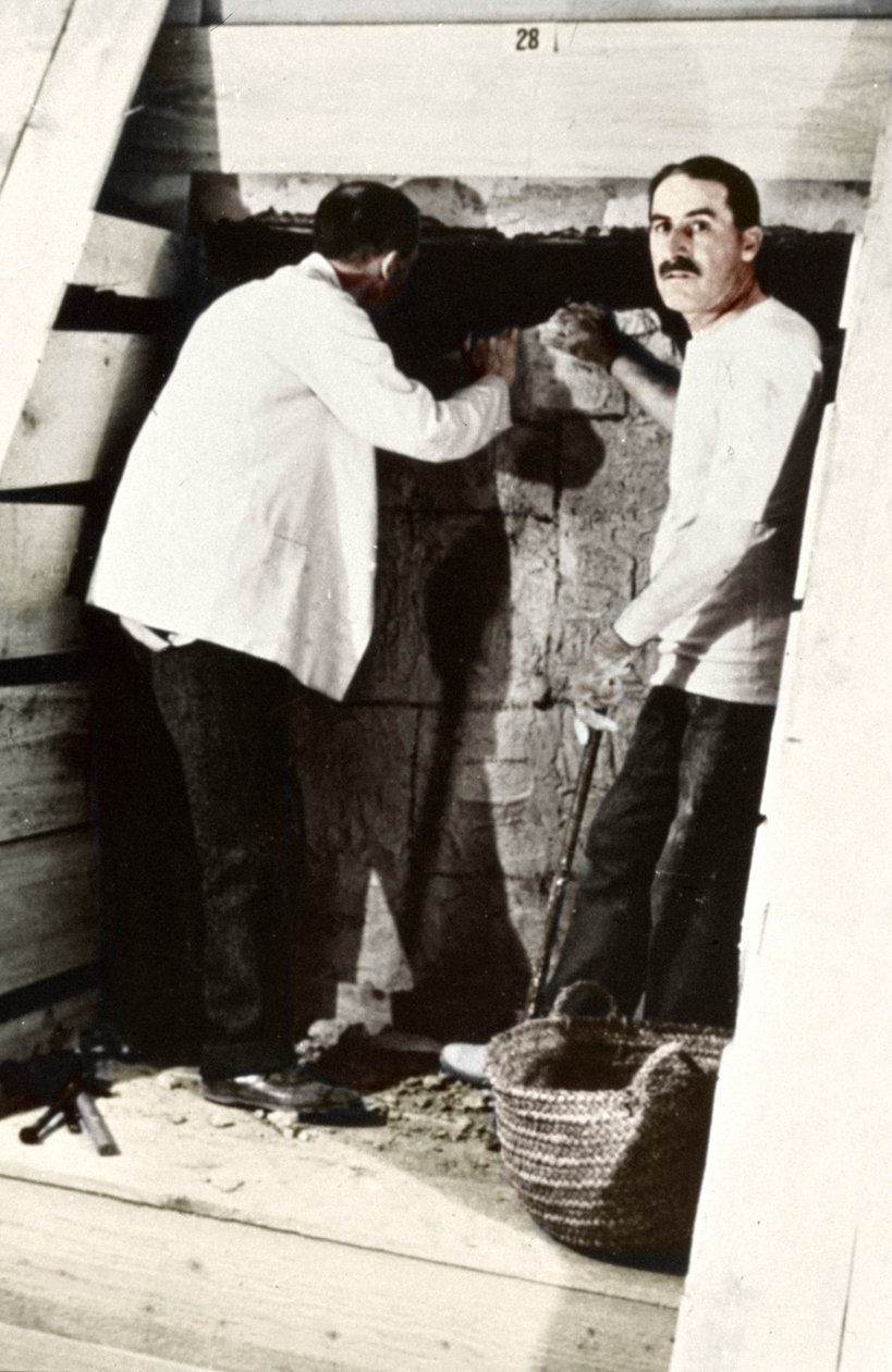 Howard Carter och en kollega gräver ut en grav i Konungarnas dal, Egypten, 1922 av Harry Burton