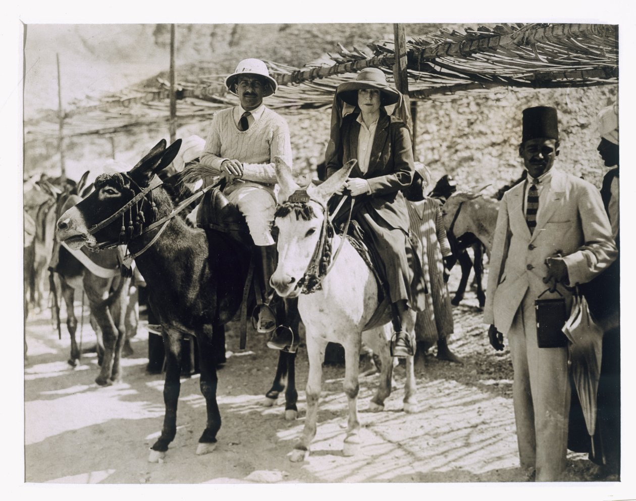 Lady Ribblesdale och Mr Stephen Vlasto anländer på åsnor vid Tutankhamons grav, kungarnas dal av Harry Burton