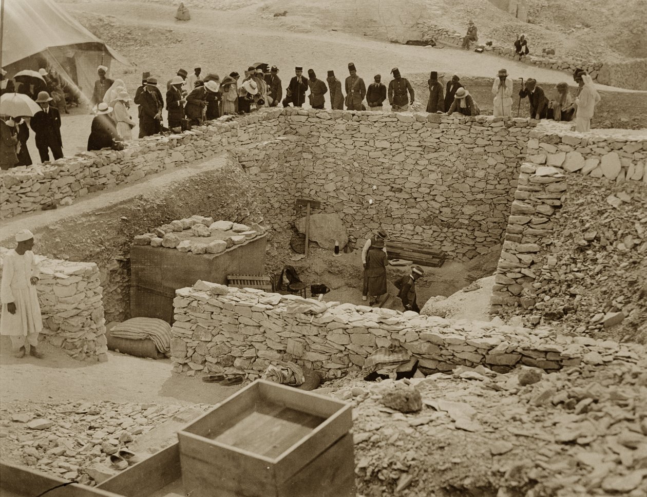Lord Carnarvon (1866-1923) Lady Evelyn Herbert och Howard Carter (1873-1939) vid Tutankhamons grav, kungarnas dal (silvertryck av gelatin) av Harry Burton