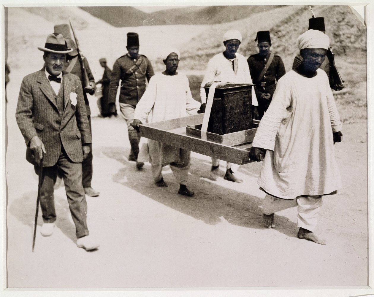 Borttagning av den förgyllda helgedomen från Tutankhamons grav, kungadalen (silvertryck av gelatin) av Harry Burton