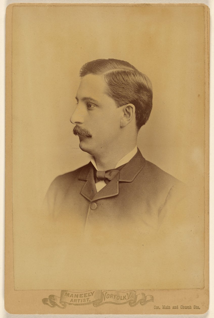 [Oidentifierad man med mustasch, i profil] av Harry F. Maneeley