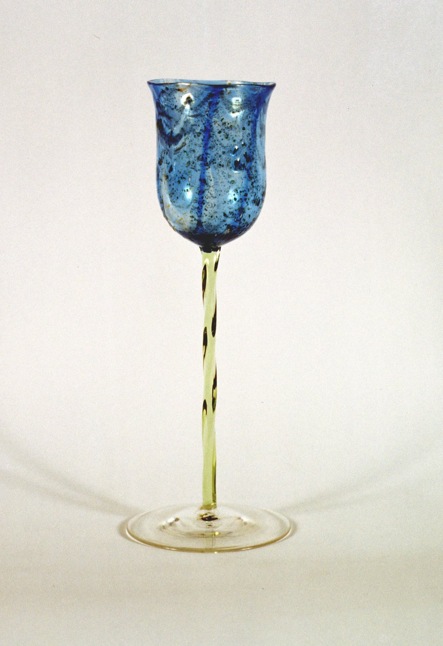 Glasbägare med en blå strimmig skål med guldinneslutningar, gjord för Powell & Sons, Whitefriars, London, ca 1895 (glas) av Harry James Powell