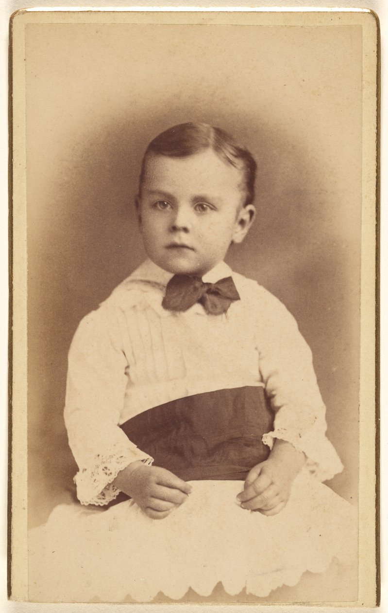 [Oidentifierad liten pojke med fluga, sittande] av Hastings and White and Fisher