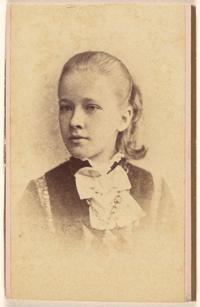 [Oidentifierad ung flicka, tryckt i vinjettstil] av Hastings and White and Fisher