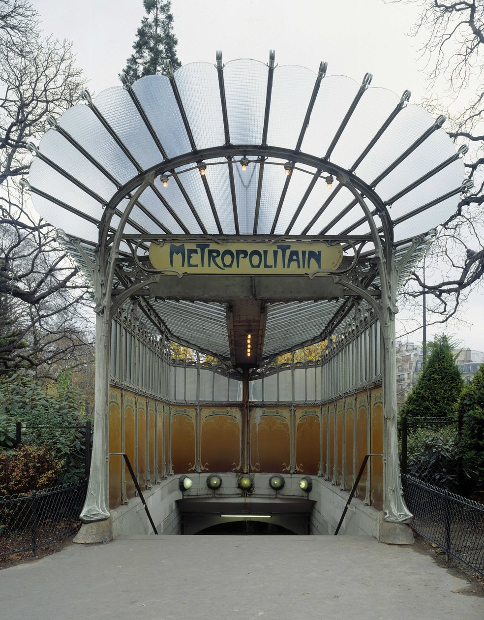 Art Nouveau-arkitektur: ingång till tunnelbanestationen Porte Dauphine i Paris. Designad av arkitekten Hector Guimard (1867-1942). DR av Hector Guimard