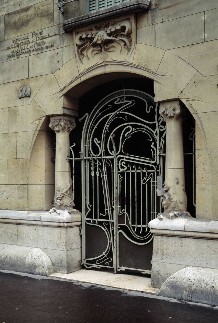 Art Nouveau-arkitektur: utsikt över entrédörren till Castel Beranger som ligger på 14, rue de la Fontaine i det 16:e arrondissementet i Paris. Designad av arkitekten Hector Guimard (1867-1942) DR av Hector Guimard