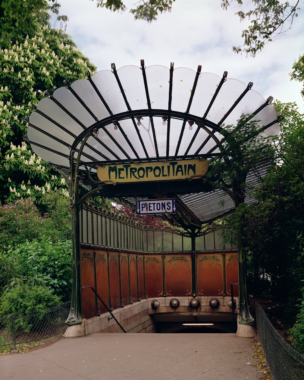 Ingång till tunnelbanestationen Porte Dauphine, designad av Hector Guimard (1867-1942) av Hector Guimard