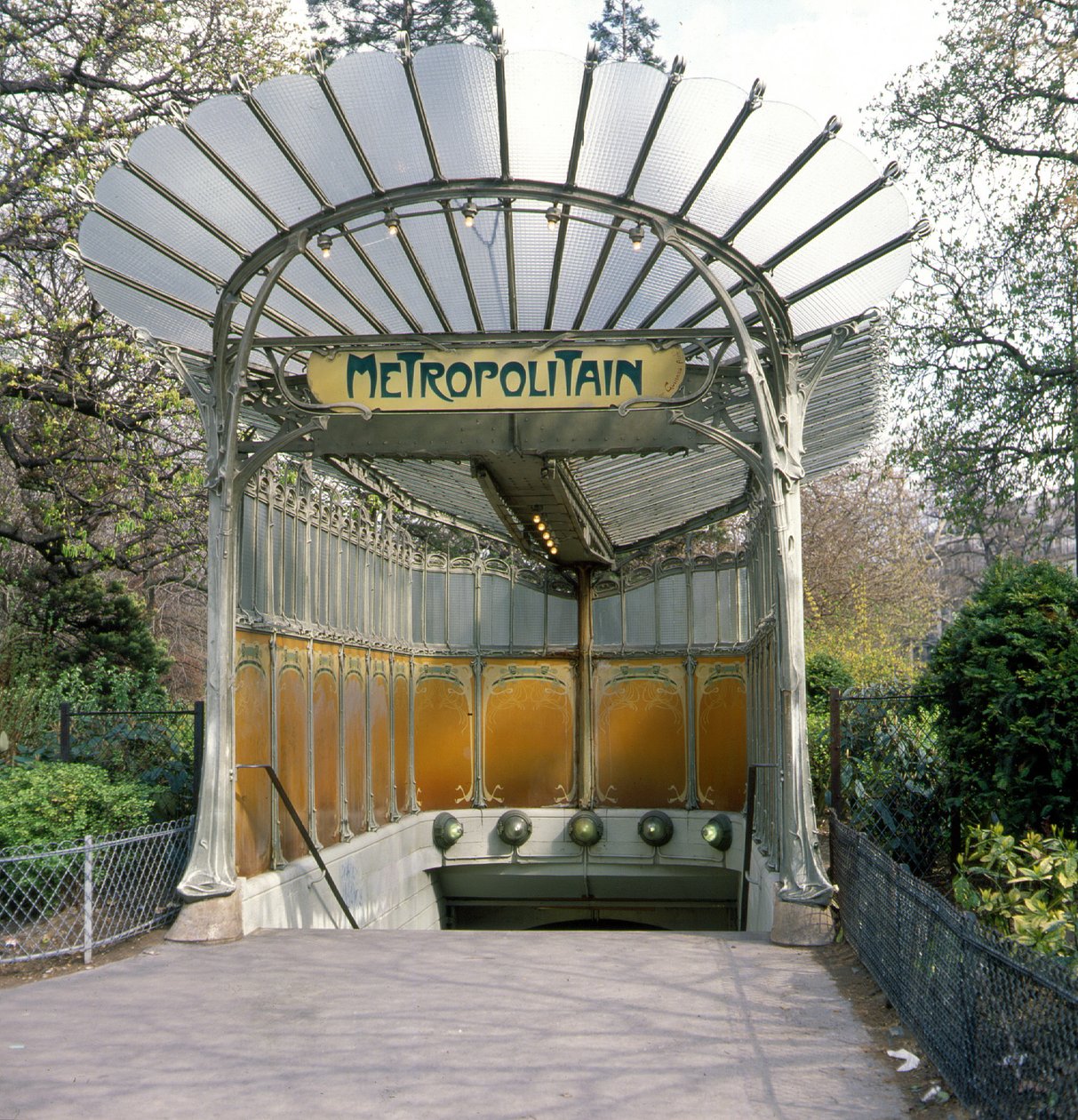 Porte Dauphine, tunnelbanestation, Guimard-arkitektur. av Hector Guimard