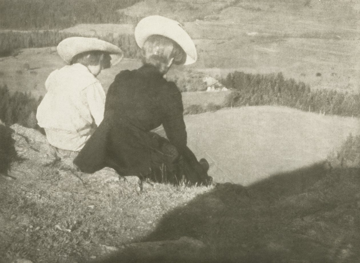 Åker i Birgitz (Hans och Mary sitter), ca 1908 (gummi bikromattryck) av Heinrich Kuhn