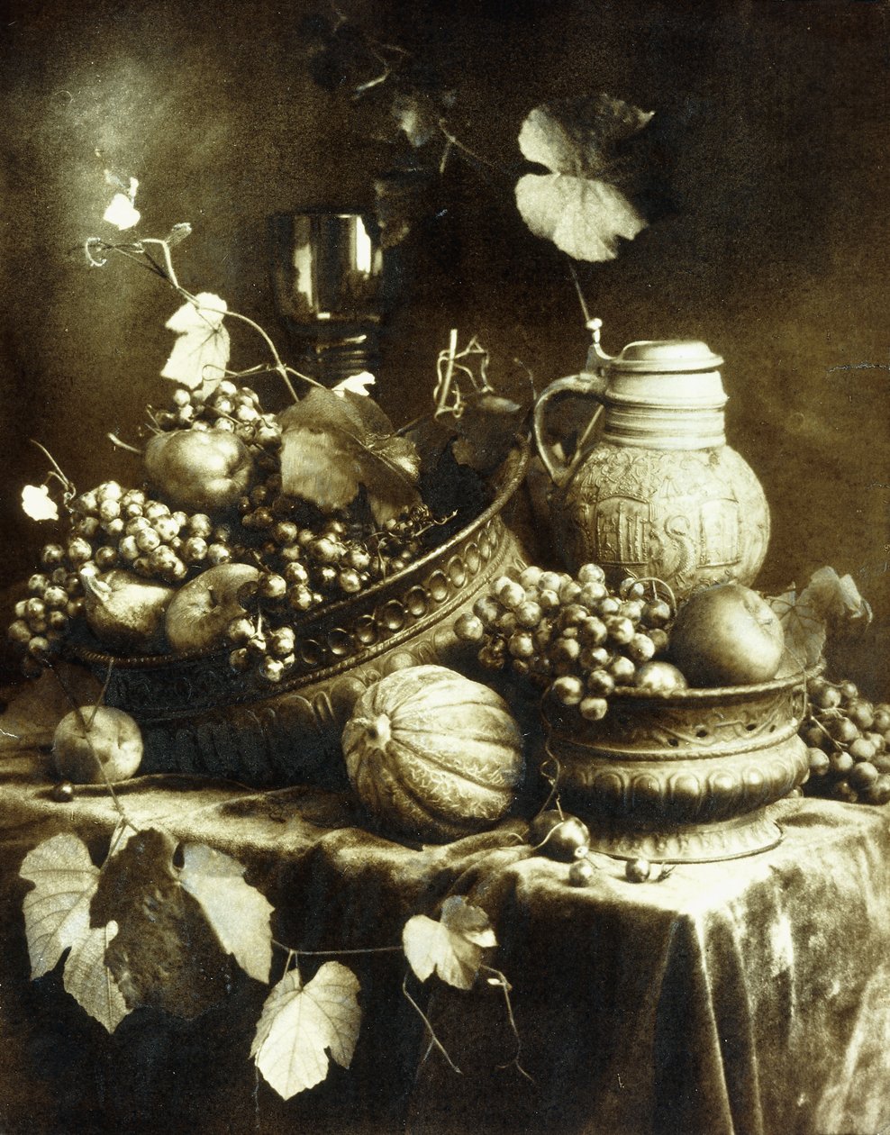 Fruit and Pottery Still Life, ca 1900 (brunt pigment gummi bikromat tryck, handapplicerad akvarell var) av Heinrich Kuhn
