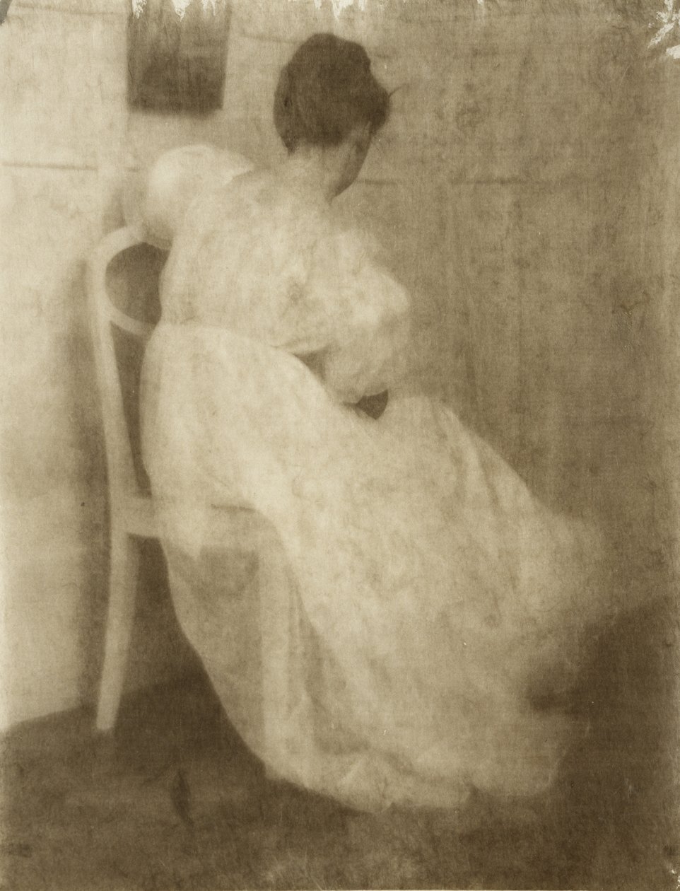 Mary Warner på en vit stol, ca 1910 (gummi bikromat över platinatryck) av Heinrich Kuhn