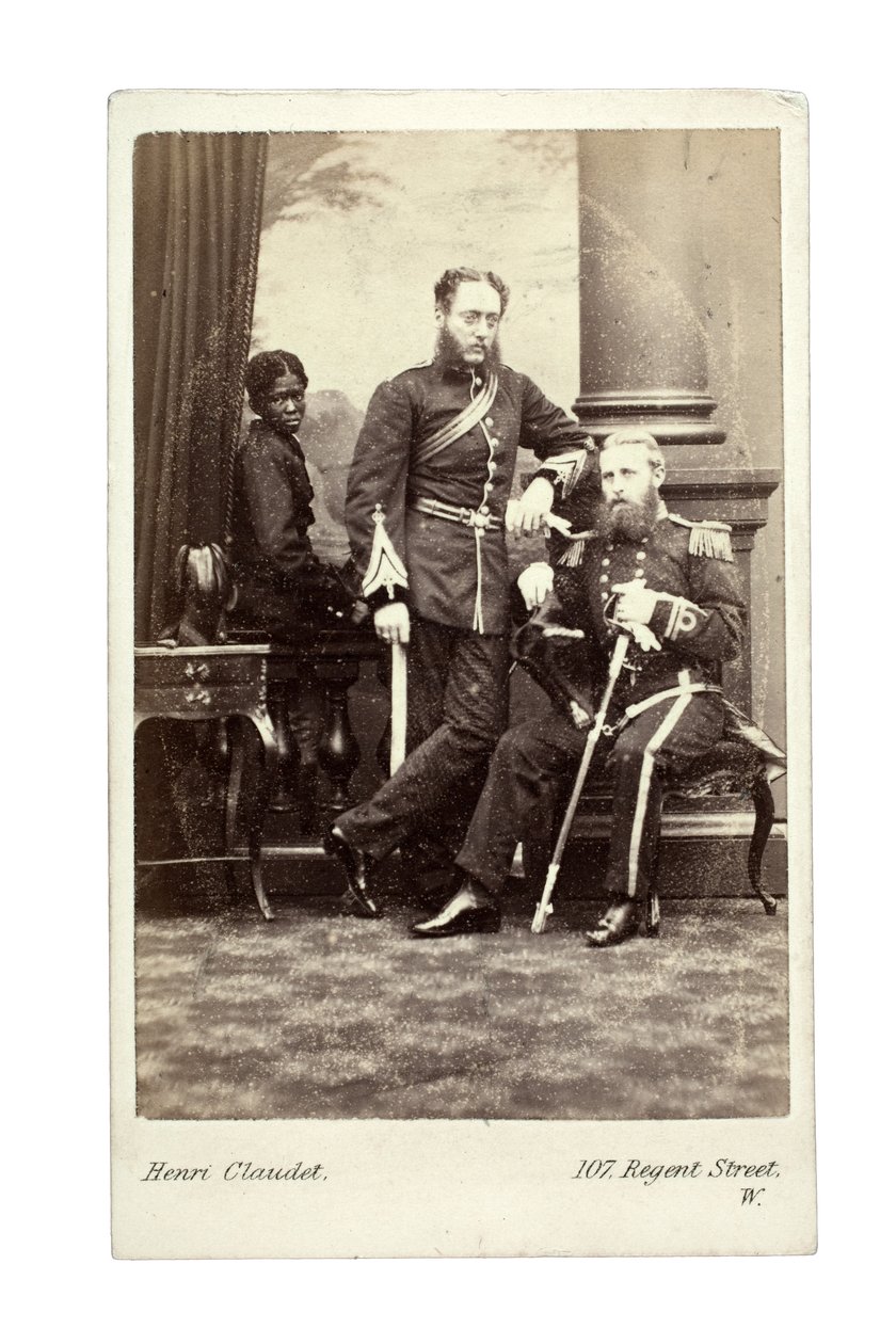 Officerare med en pojke, London, 1870-talet (albumintryck) av Henri Claudet