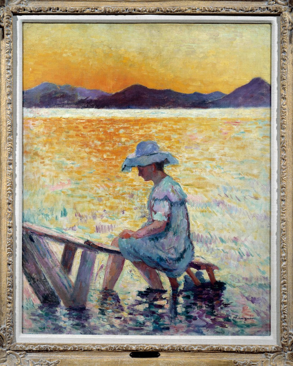 Saint Tropez, solnedgång En kvinna som sitter med fötterna i vattnet på stranden av Henri Charles Manguin