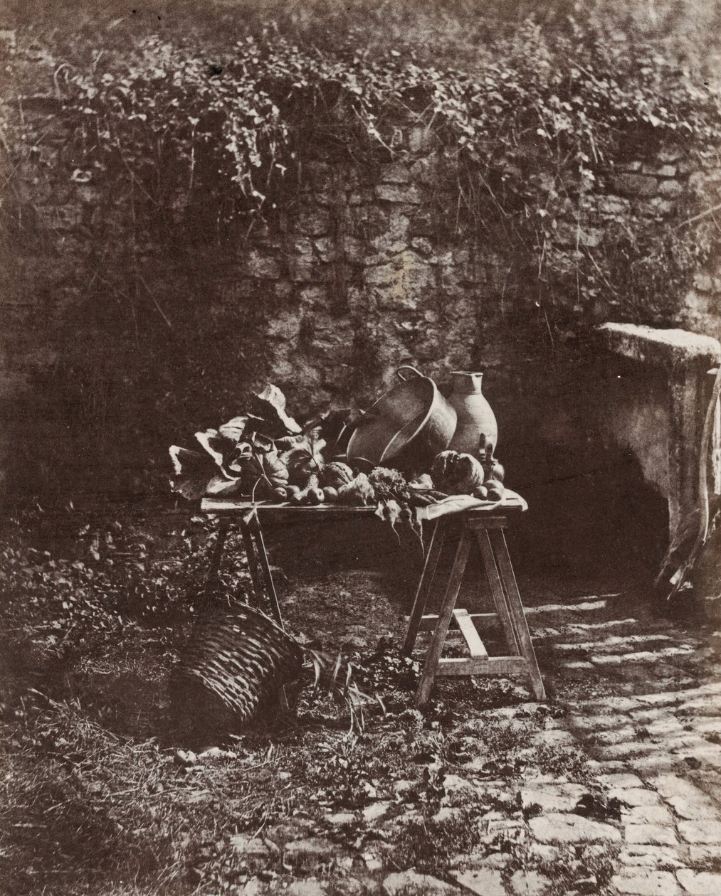 Stilleben: kruka, kanna och grönsaker på ett bord av sågbockar, ca 1852 (foto) av Henri Victor Regnault