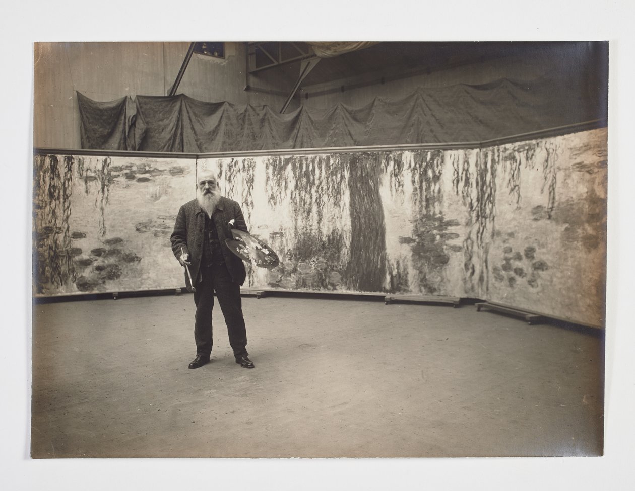 Claude Monet med sin palett framför sitt verk 