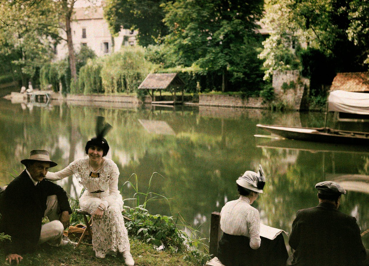 Måltid på flodens strand i Montigny, Frankrike, ca 1920-25 (autokrom) av Henri Chouanard