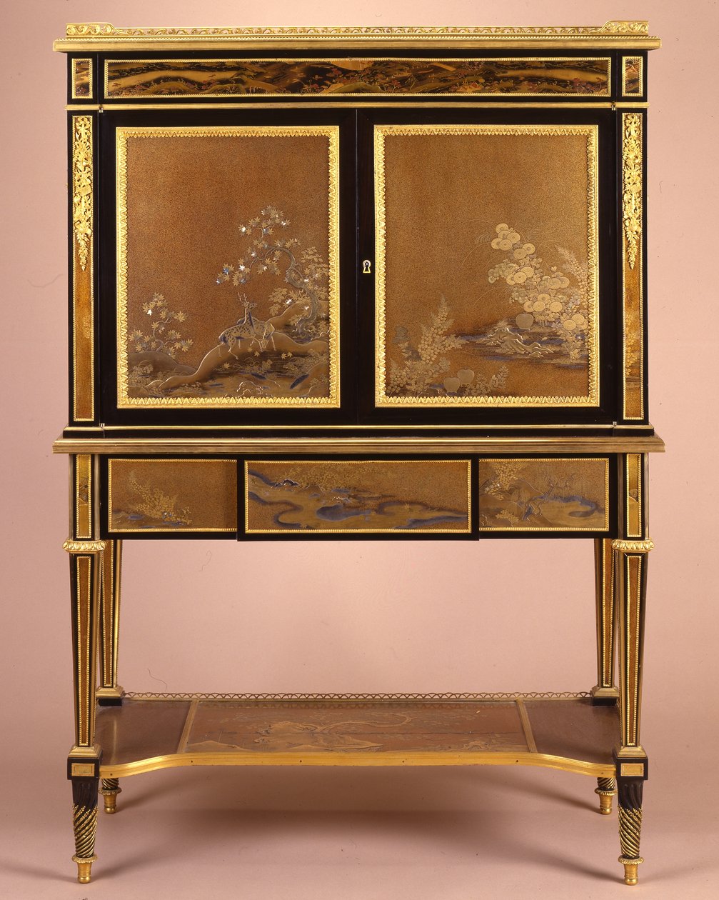 En ormolu-monterad sekreterare i Louis XVI-stil av Henri Dasson