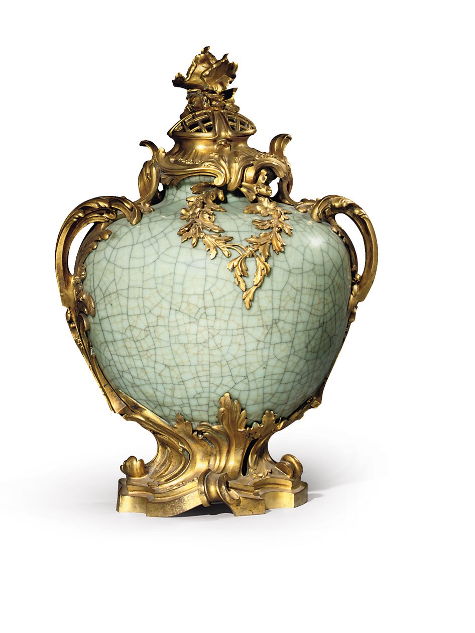 En av ett par vaser och lock i Louis XV-stil, fästen daterade 1883, porslin sent artonde- tidigt artonhundratalet (ormolu-monterat kinesiskt celadonporslin) av Henri Dasson