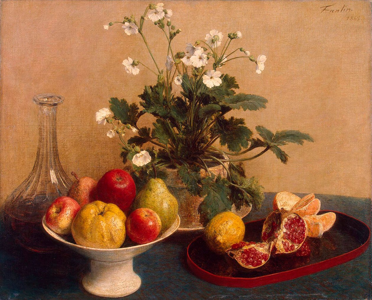 Blommor, fat med frukt och karaff