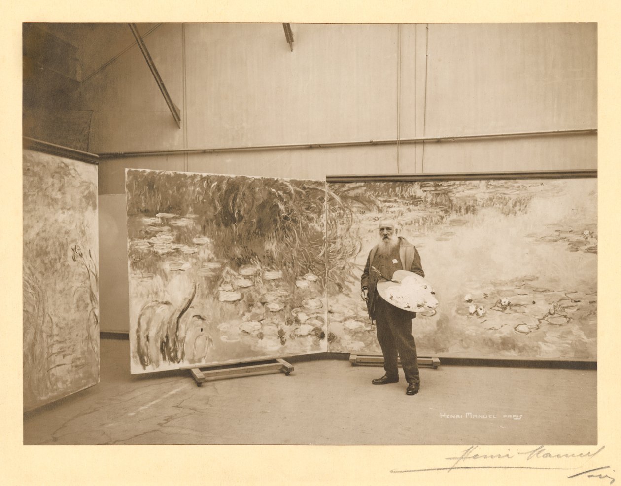Claude Monet (1840-1926) framför sina målningar "Näckrosorna", i sin ateljé i Giverny av Henri Manuel