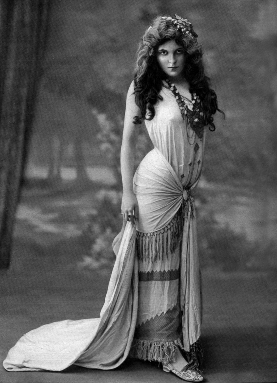Franska skådespelerskan Christiane Mancini som Aiescha i pjäsen "Les hommes de proie", Champigny, Frankrike, foto av Henri Manuel från franska tidningen "Le Theatre" september 1907 av Henri Manuel