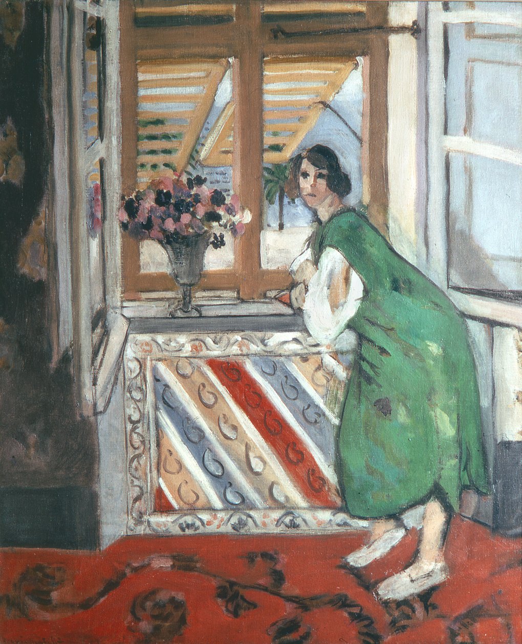 Interiör i Nice: Ung kvinna i grön klänning lutar sig mot fönstret av Henri Matisse