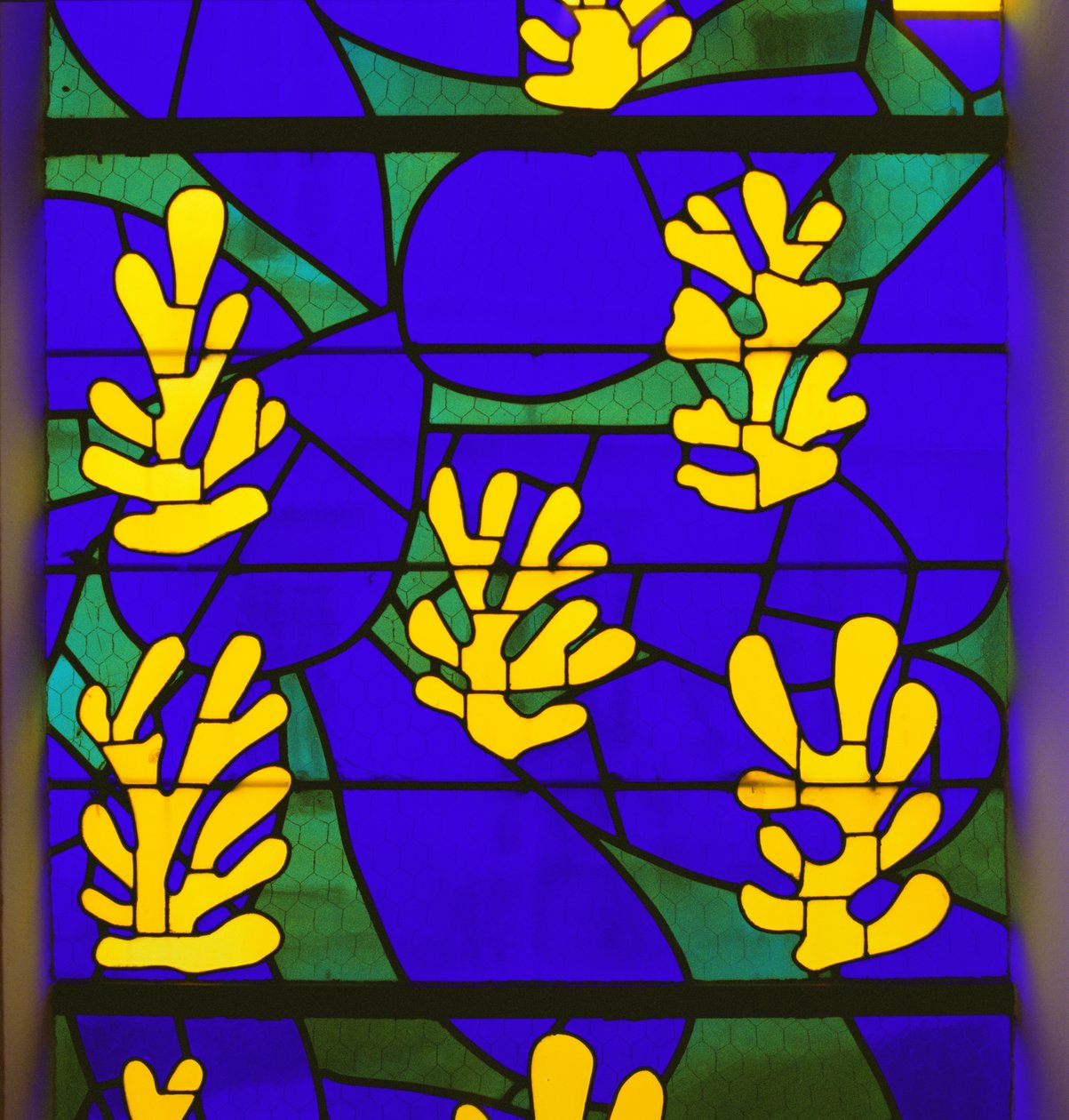Livets träd" Glasmålning bakom altaret i Rosenkransens kapell i Vence av Henri Matisse