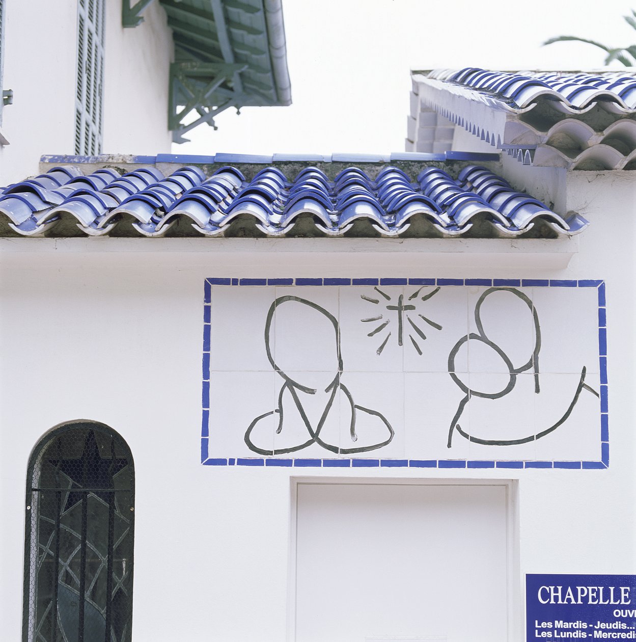 Vy över ingången till och taket på Rosenkransens kapell, Vence av Henri Matisse
