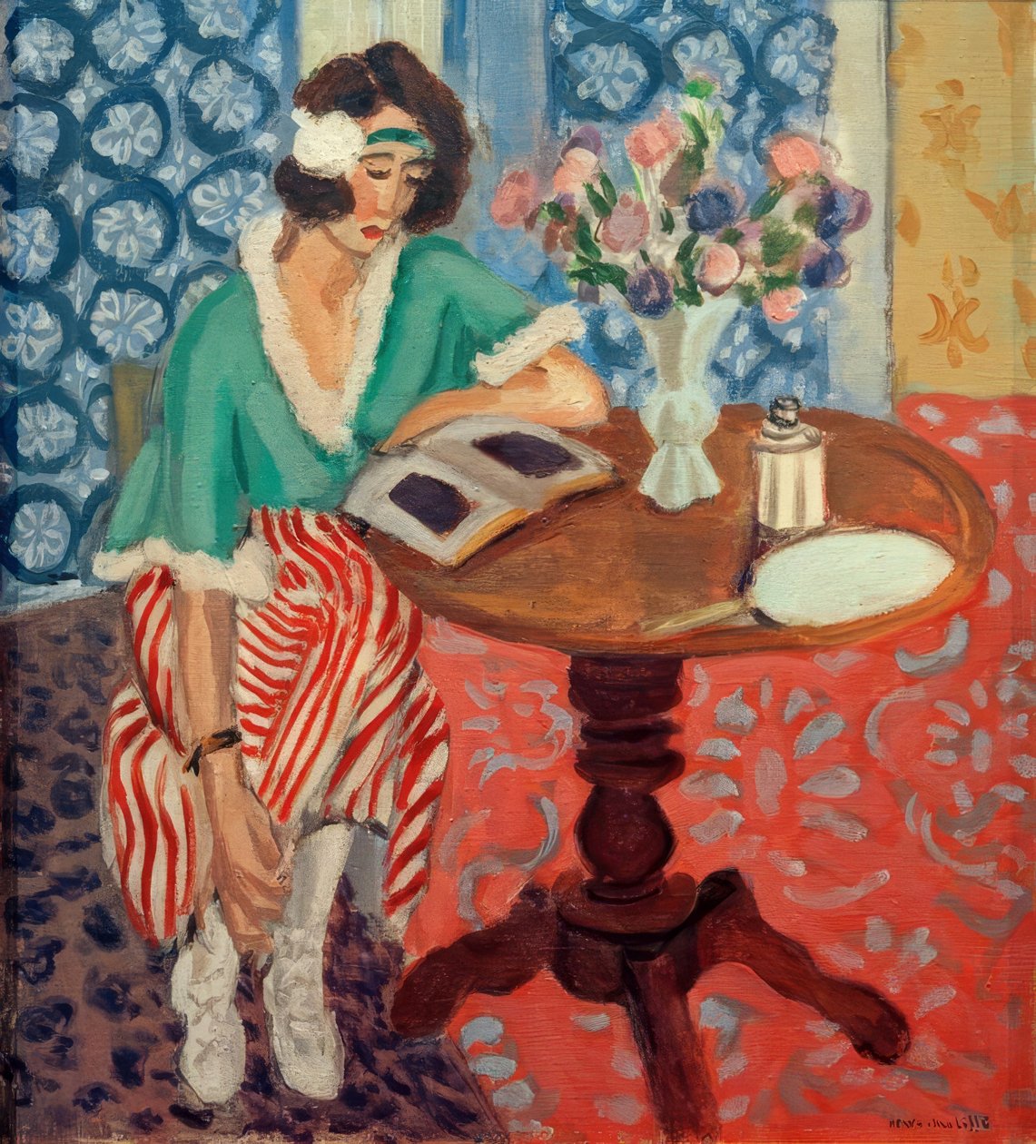 Kvinna som läser vid ett bord (i grön, rödrandig klänning) av Henri Matisse