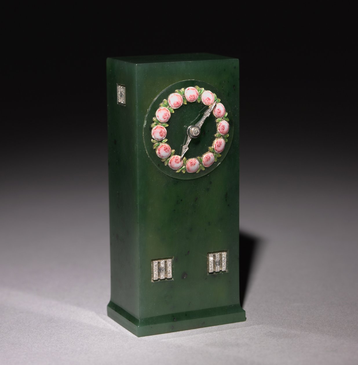 Klocka, firma av Peter Carl Fabergé (1846-1920), efter 1903 (jade, guld, emalj, diamanter) av Henrik Wigstrom