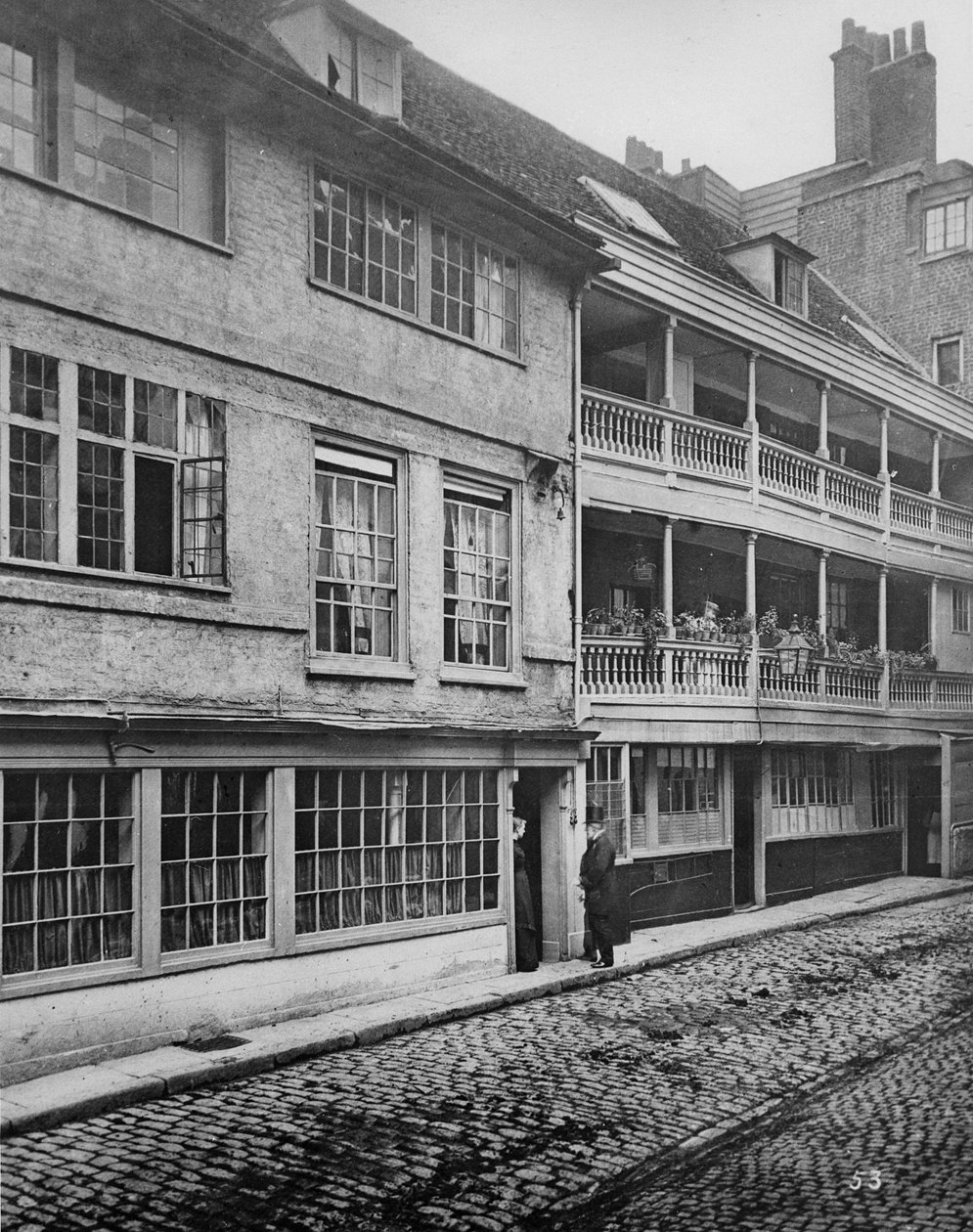 The George Inn Yard, Southwark, ca 1881 av Henry Dixon